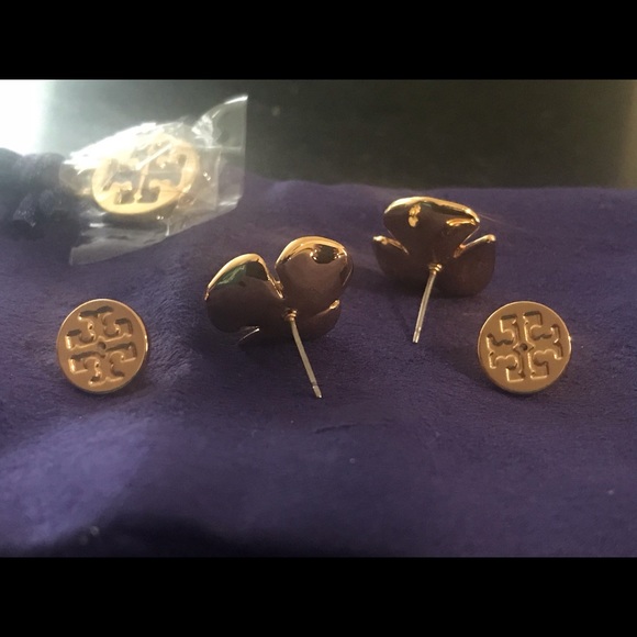 💕💕Tory Burch Ivory/Tory Gold Fleur Stud Earrings - Picture 4 of 6